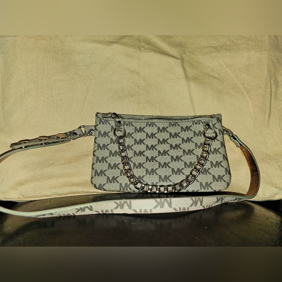 Michael Kors MK Signature Fanny Pack Belt Bag. - Picture 1 of 4